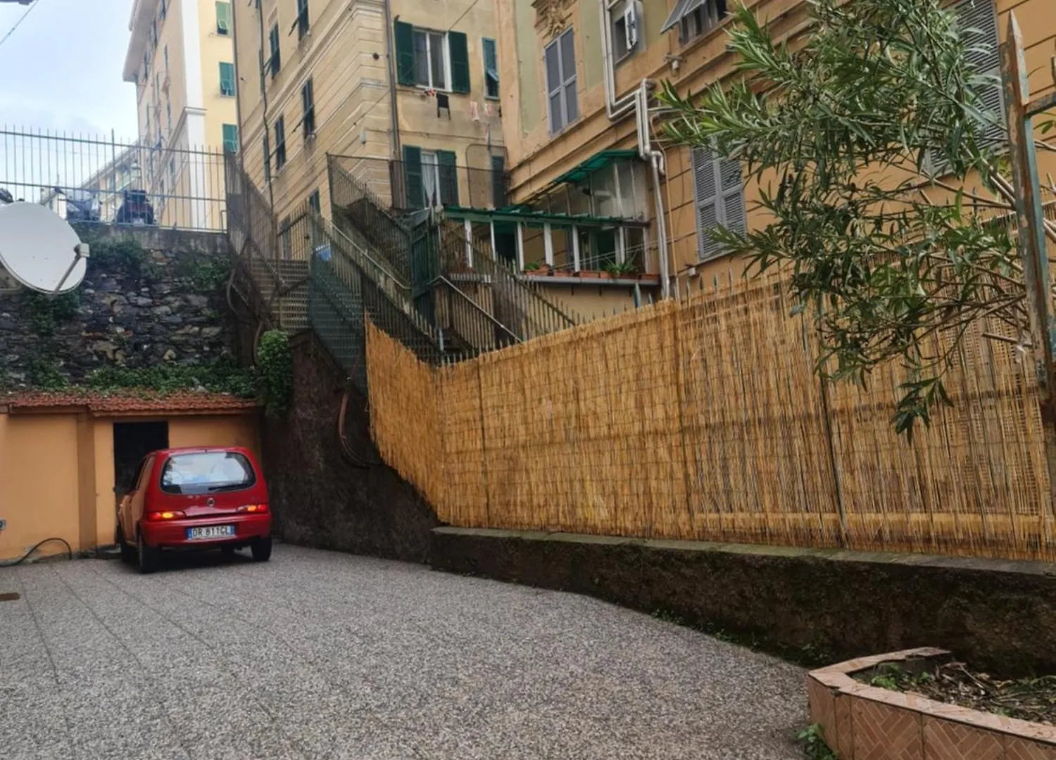 Ampio appartamento con 2 posti auto e cortile Genova 0*,  Italia