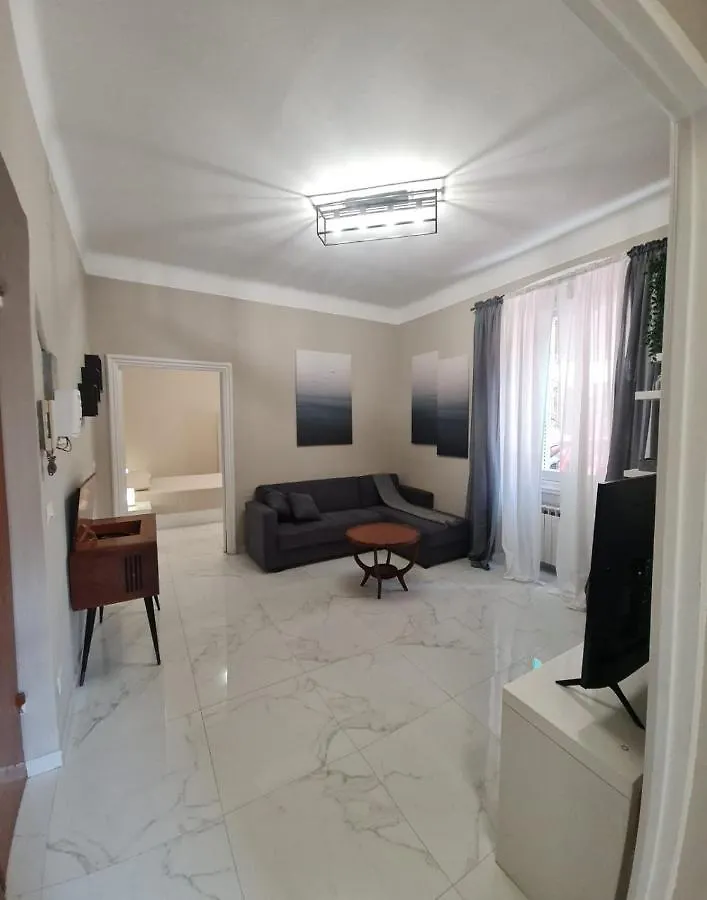 Apartment Ampio Appartamento Con 2 Posti Auto E Cortile Genoa Italy
