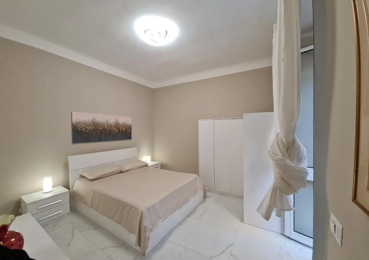 Ampio Appartamento Con 2 Posti Auto E Cortile Genoa Italy