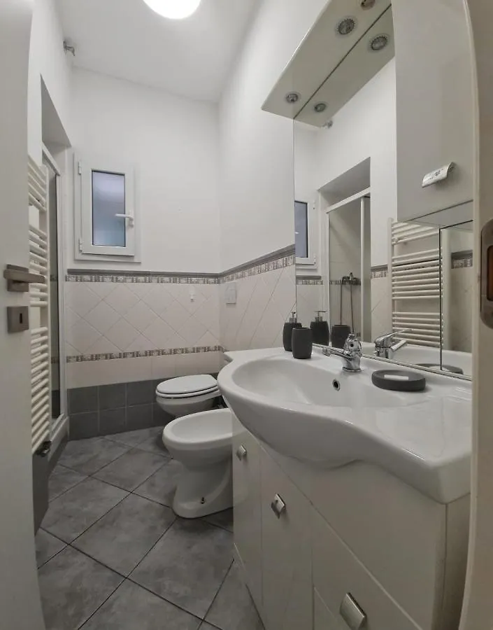 Apartment Ampio Appartamento Con 2 Posti Auto E Cortile Genoa