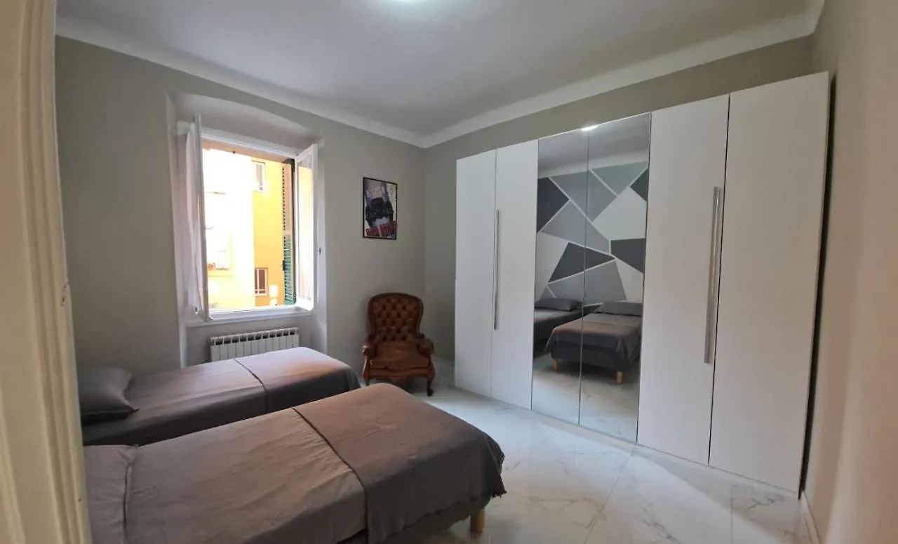 Ampio Appartamento Con 2 Posti Auto E Cortile Genoa 0*,  Italy