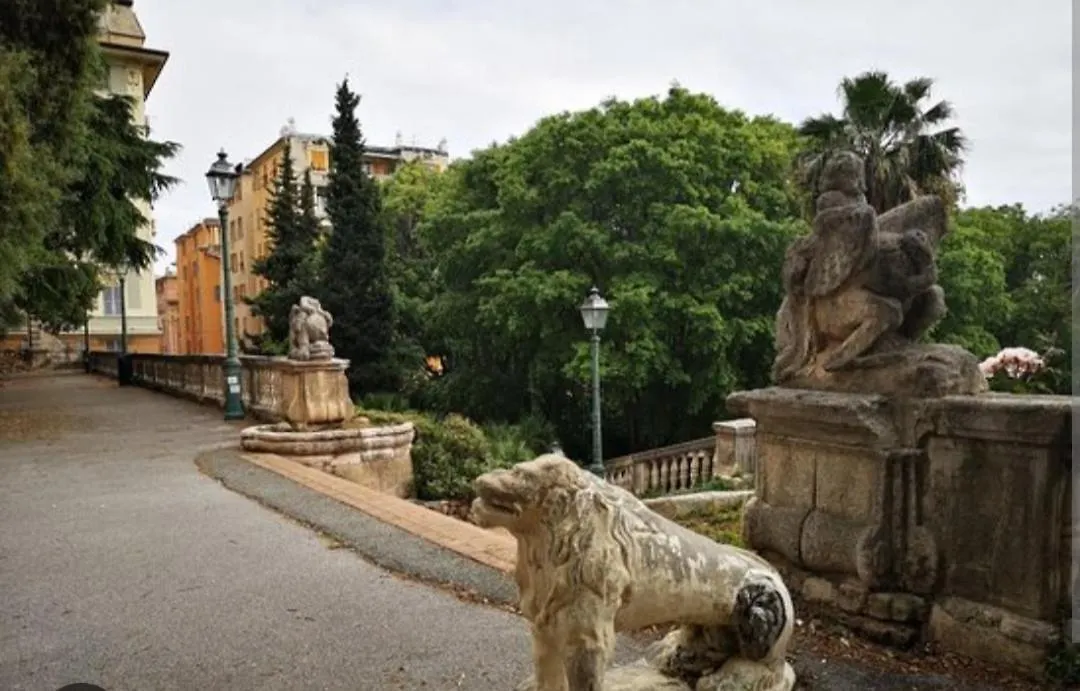 Apartment Ampio Appartamento Con 2 Posti Auto E Cortile Genoa