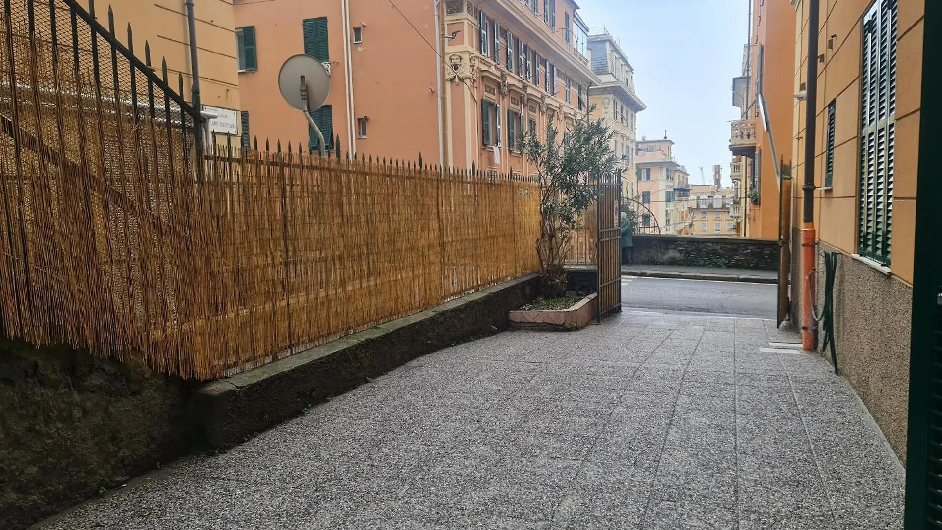 Apartment Ampio Appartamento Con 2 Posti Auto E Cortile Genoa